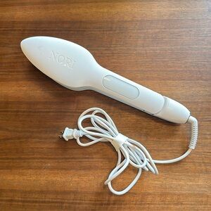 The Nori Press Handheld Iron